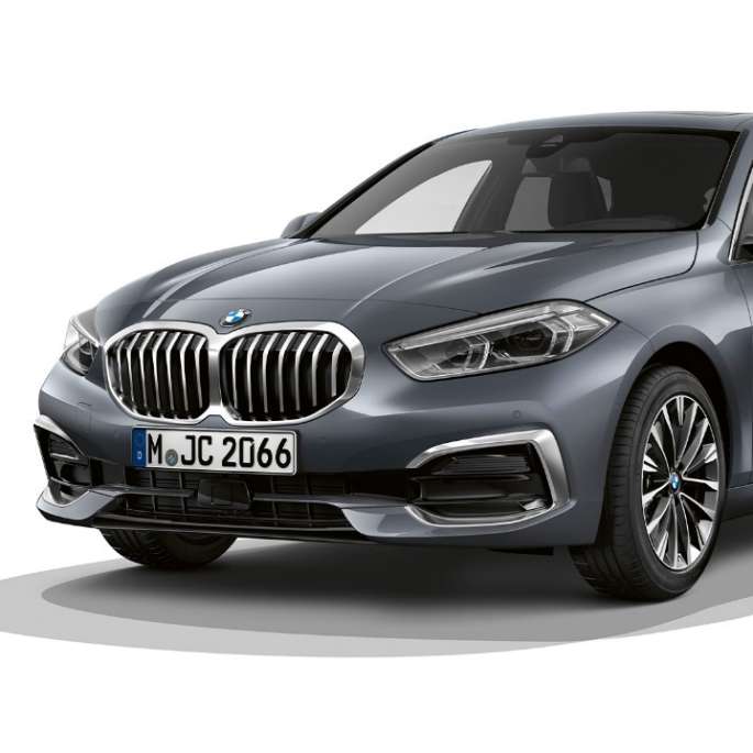 BMW 1er Modell Luxury, Dreiviertel-Front. BMW 1er Modell Luxury in Storm Bay metallic, Studioaufnahme Dreiviertel-Front.