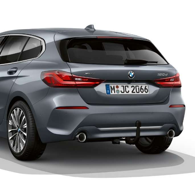 BMW 1er Modell Luxury, Dreiviertel-Heck. BMW 1er Modell Luxury in Storm Bay metallic, Studioaufnahme Dreiviertel-Heck.