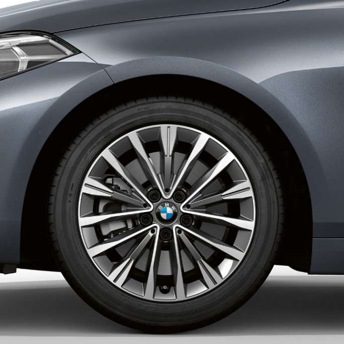 17'' Leichtmetallrad Vielspeiche 547. BMW 1er Modell Luxury in Storm Bay metallic, seitliche Front mit 17'' Leichtmetallrad Vielspeiche 547.