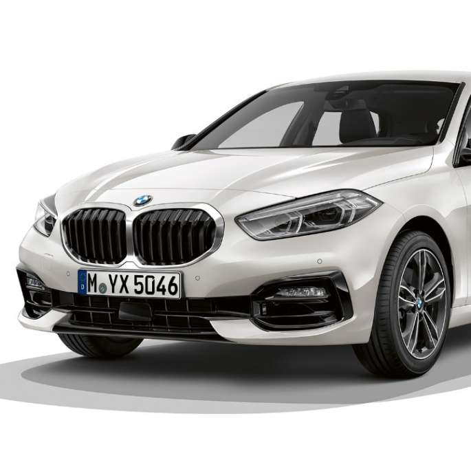 BMW 1er Modell Sport, Dreiviertel-Front. BMW 1er Modell Sport in Mineralweiß metallic, Studioaufnahme Dreiviertel-Front.