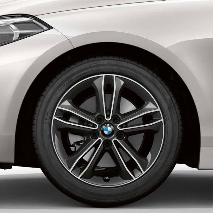17'' Leichtmetallrad Doppelspeiche 549. BMW 1er Modell Sport in Mineralweiß metallic, seitliche Front mit 17'' Leichtmetallrad Doppelspeiche 549.