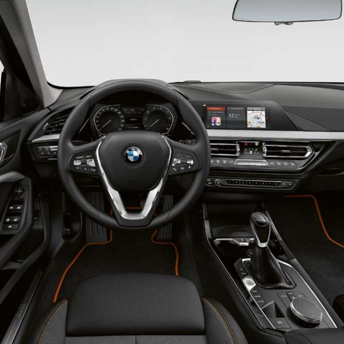 Sport-Lederlenkrad. BMW 1er Modell Sport, Cockpit mit Sport-Lederlenkrad.