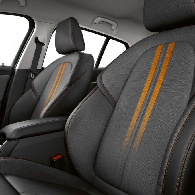 Sportsitze für Fahrer und Beifahrer. BMW 1er Modell Sport, Interieur mit Sportsitzen für Fahrer und Beifahrer.