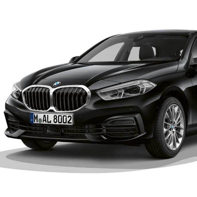 BMW 1er Modell Advantage, Dreiviertel-Front. BMW 1er Modell Advantage in Schwarz, Studioaufnahme Dreiviertel-Front.