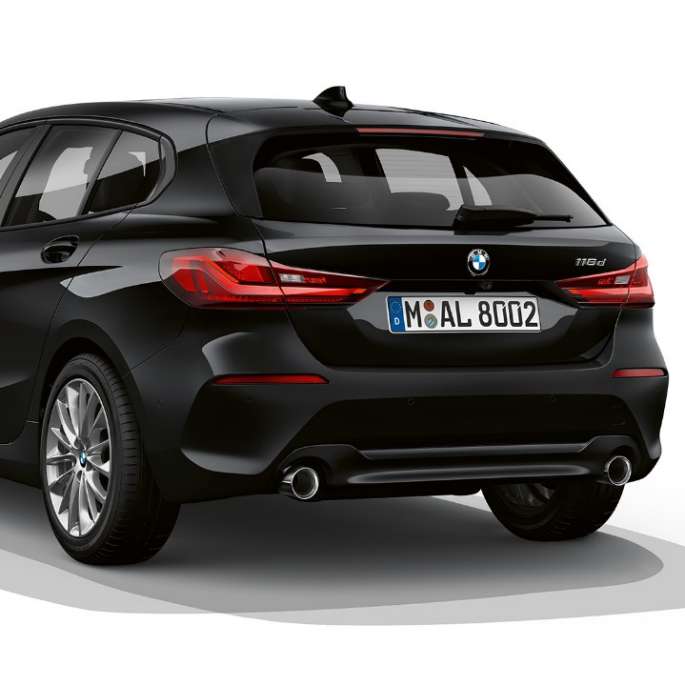 BMW 1er Modell Advantage, Dreiviertel-Heck. BMW 1er Modell Advantage in Schwarz, Studioaufnahme Dreiviertel-Heck.