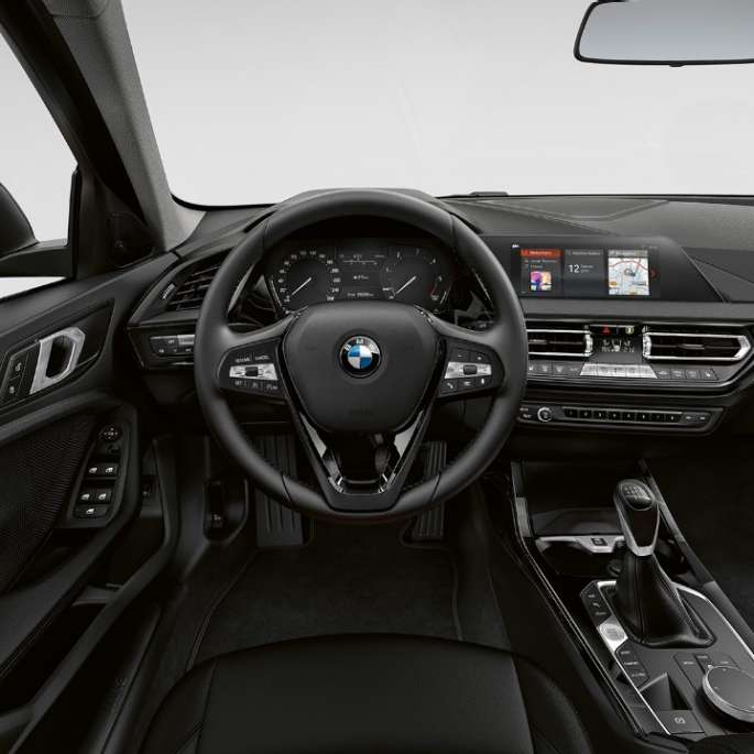 Lederlenkrad. BMW 1er Modell Advantage, Cockpit mit Lederlenkrad.