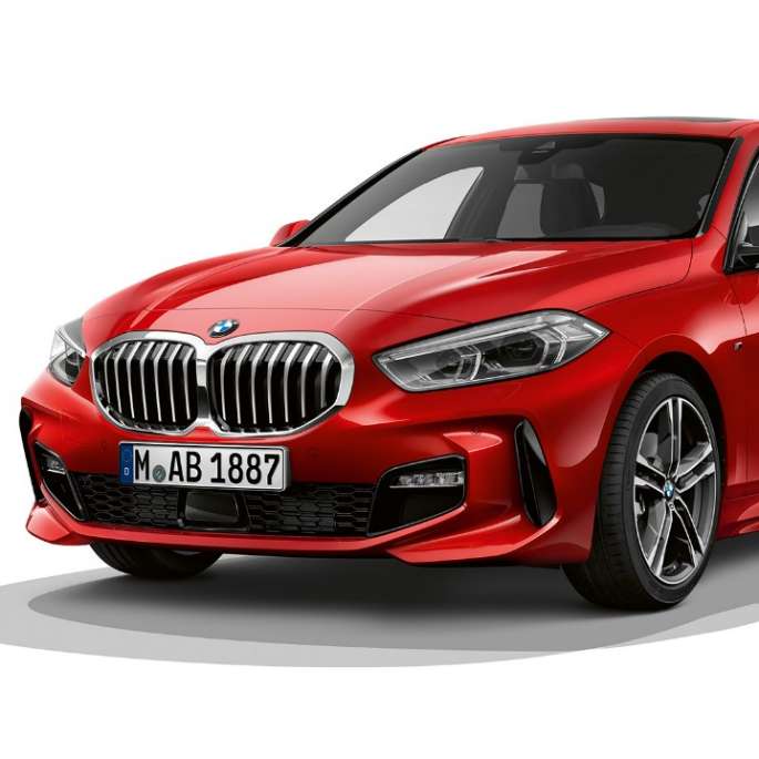 BMW 1er Modell M Sport, Dreiviertel-Front. BMW 1er Modell M Sport in Melbourne Rot metallic, Studioaufnahme Dreiviertel-Front.