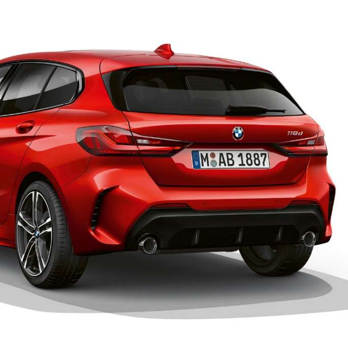 BMW 1er Modell M Sport, Dreiviertel-Heck. BMW 1er Modell M Sport in Melbourne Rot metallic, Studioaufnahme Dreiviertel-Heck.