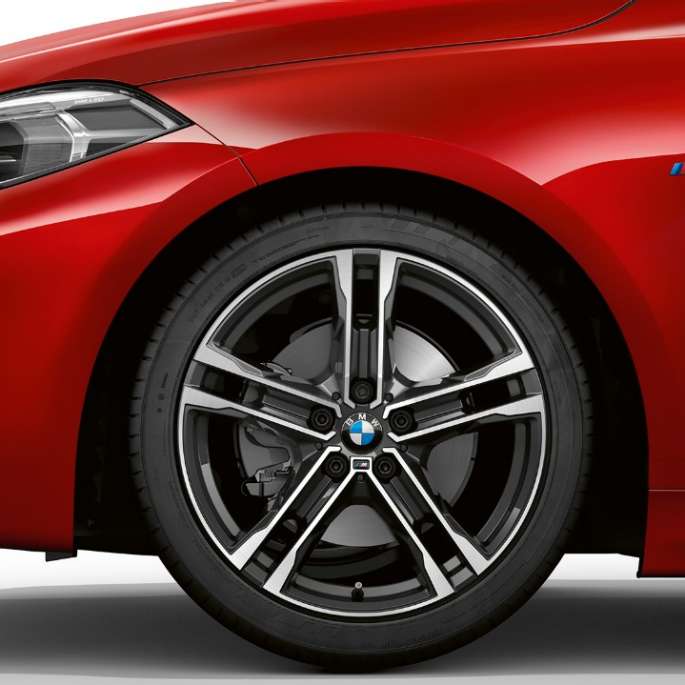 BMW 1er Modell M Sport, seitliche Front. BMW 1er Modell M Sport in Melbourne Rot metallic, seitliche Front mit 17" M Leichtmetallrad Doppelspeiche 550 M Bicolor.