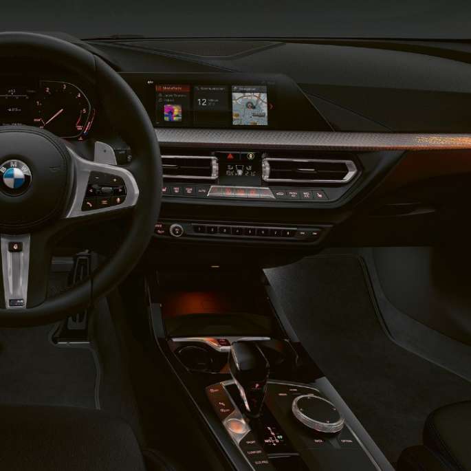 Interieurleisten 'Illuminated Boston'. BMW 1er Modell M Sport, Interieurleisten 'Illuminated Boston'.