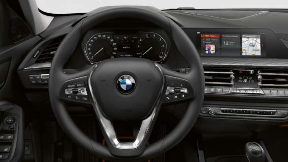 Sport-Lederlenkrad. Cockpit des BMW 1er Modells Sport mit Sport-Lederlenkrad.