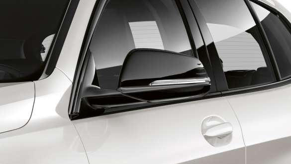 Schwarze Spiegelkappen. BMW 1er Modell Sport mit schwarzen Spiegelkappen.