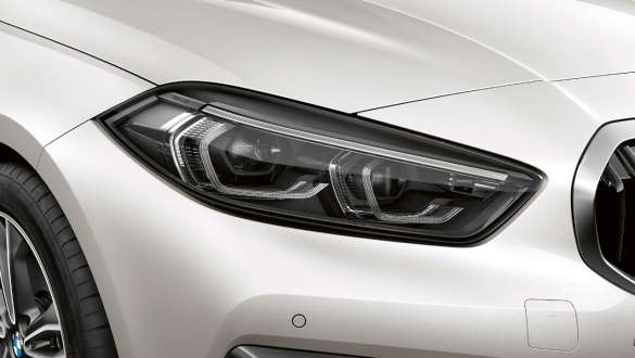 LED-Frontscheinwerfer. LED-Frontscheinwerfer des BMW 1er Modells Sport in Mineralweiß metallic.