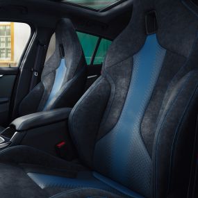 M Sportsitze. Ergonomisch geformte M Sportsitze im BMW 1er mit blauer Kontrastnaht und integrierter Kopfstütze.