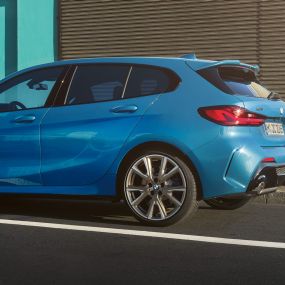 BMW 1er Hofmeister-Knick. Seitliche Heckansicht des BMW 1er mit markant gestaltetem Hofmeister-Knick.