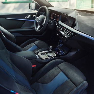 Sportliches BMW 1er Interieur. BMW 1er Cockpit mit M Sportsitzen, M Lederlenkrad und illuminierten Interieurleisten.