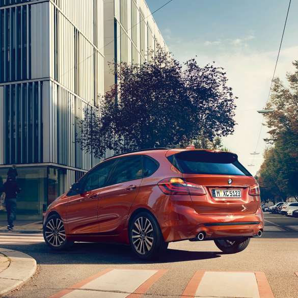 Fahrdynamik BMW 2er Active Tourer F45 Fahrdynamik BMW 2er Active Tourer 220i F45 2018 Sunset Orange metallic Dreiviertel-Heckansicht