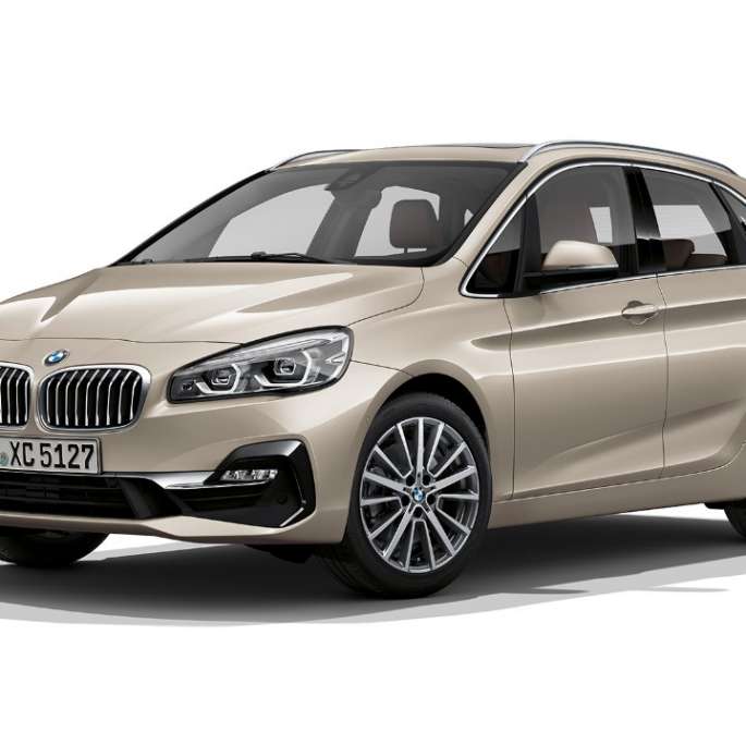 Dreiviertel-Frontansicht BMW 2er Active Tourer Modell Luxury Line BMW 2er Active Tourer Modell Luxury Line 225i xDrive F45 2018 Jucarobeige metallic Dreiviertel-Frontansicht