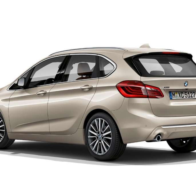 Dreiviertel-Heckansicht BMW 2er Active Tourer Modell Luxury Line BMW 2er Active Tourer Modell Luxury Line 225i xDrive F45 2018 Jucarobeige metallic Dreiviertel-Heckansicht