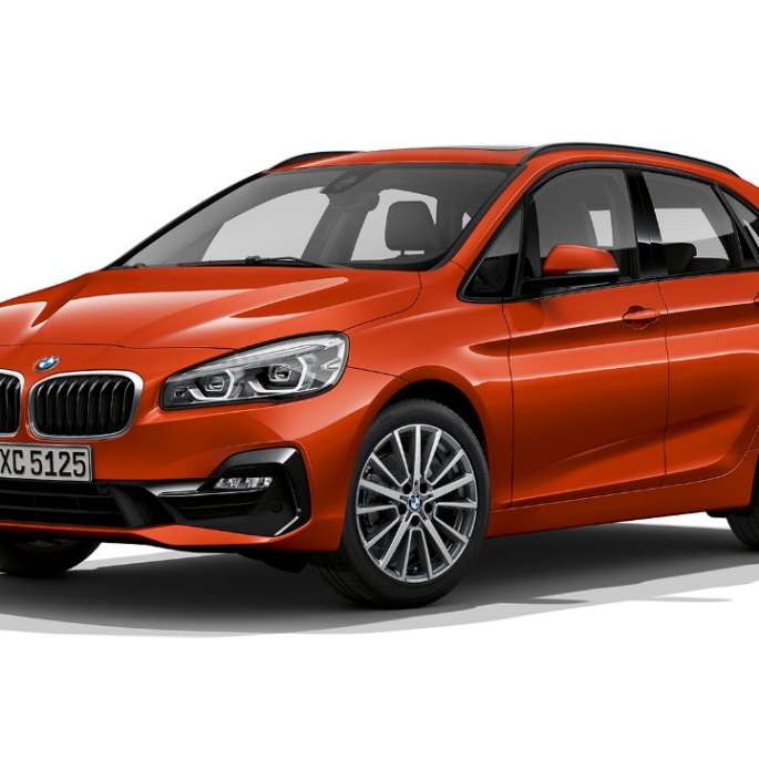 Dreiviertel-Frontansicht BMW 2er Active Tourer Modell Sport Line F45 BMW 2er Active Tourer Modell Sport Line 220i F45 2018 Sunset Orange metallic Dreiviertel-Frontansicht