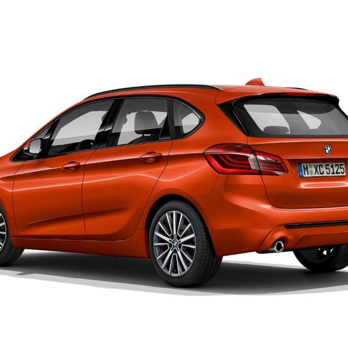 Dreiviertel-Heckansicht BMW 2er Active Tourer Modell Sport Line BMW 2er Active Tourer Modell Sport Line 220i F45 2018 Sunset Orange metallic Dreiviertel-Heckansicht