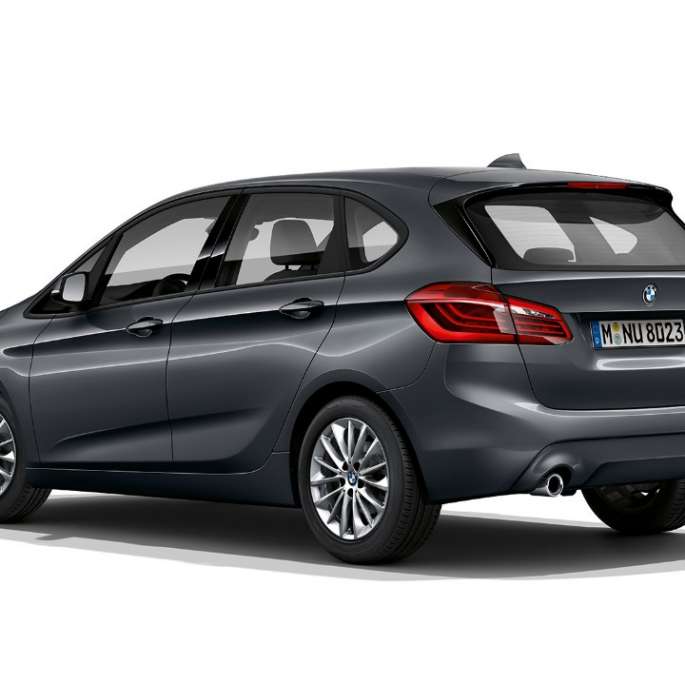 Dreiviertel-Heckansicht BMW 2er Active Tourer Modell Advantage BMW 2er Active Tourer 218i F45 2018 Mineralgrau metallic Dreiviertel-Heckansicht