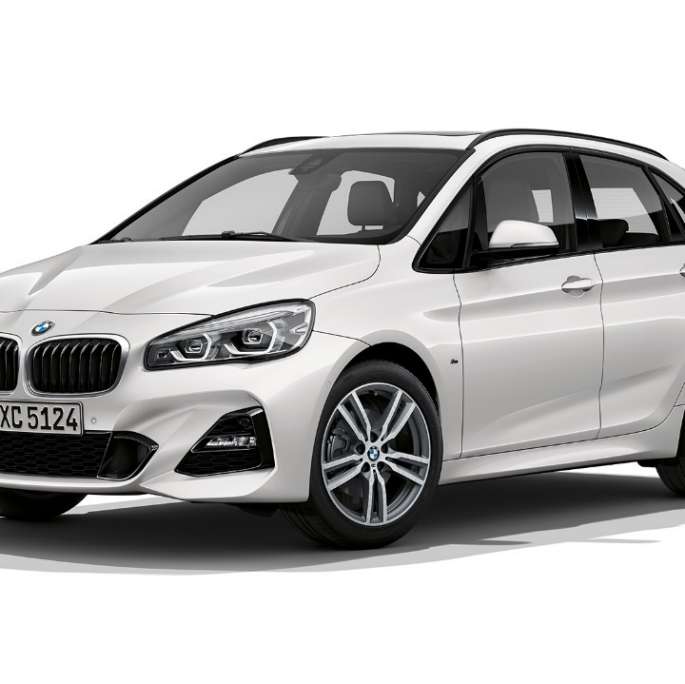 BMW 2er Active Tourer Modell M Sport BMW 2er Active Tourer in Weiß 220d xDrive Modell M Sport F45 2018 Mineralweiß metallic Dreiviertel-Frontansicht