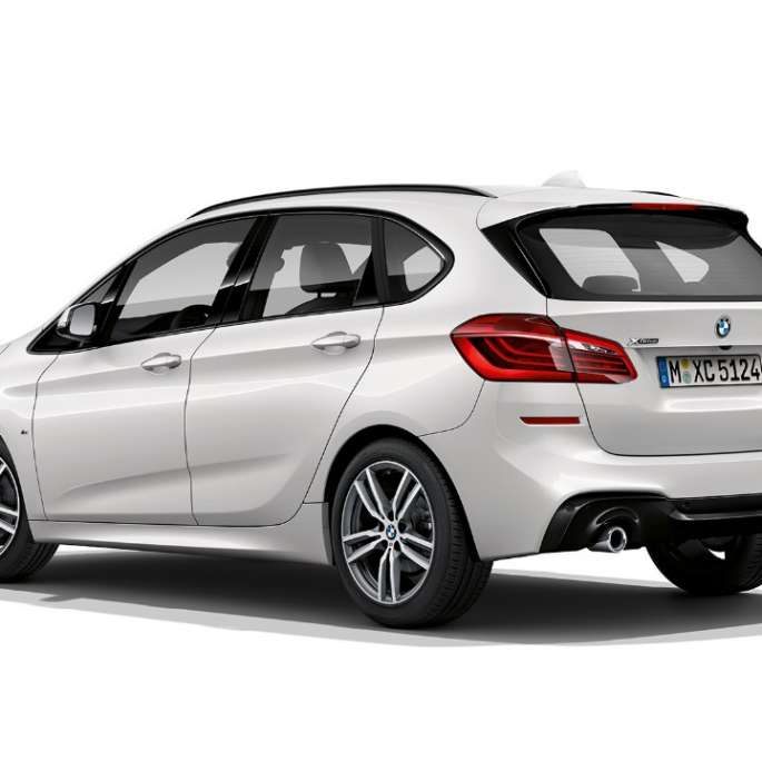 Dreiviertel-Heckansicht BMW 2er Active Tourer Modell M Sport BMW 2er Active Tourer in Weiß 220d xDrive Modell M Sport F45 2018 Mineralweiß metallic Dreiviertel-Heckansicht