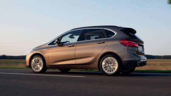 Plug-in-Hybrid BMW 225xe Active Tourer F45 Dreiviertel-Seitenansicht fahrend Plug-in-Hybrid BMW 225xe Active Tourer F45 Dreiviertel-Seitenansicht fahrend auf der Straße