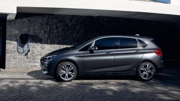 Plug-in-Hybrid BMW 225xe Active Tourer F45 Seitenansicht Plug-in-Hybrid BMW 225xe Active Tourer F45 Seitenansicht vor Gebäude