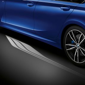 BMW 3er Limousine, Welcome Light Carpet G20. Seitliche Detailaufnahme der geöffneten Fahrertür mit Welcome Light Carpet G20.