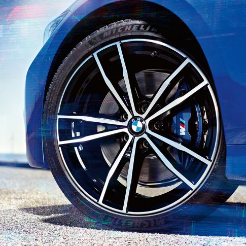 BMW 3er Limousine, Leichtmetallräder 791 M G20. M Sportbremse mit blau lackierten Bremssätteln mit M Schriftzug G20.