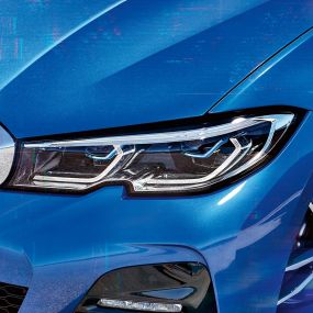 BMW 3er Limousine, BMW Laserlicht G20. Seitliche Nahaufnahme des rechten Frontscheinwerfers mit BMW Laserlicht G20.