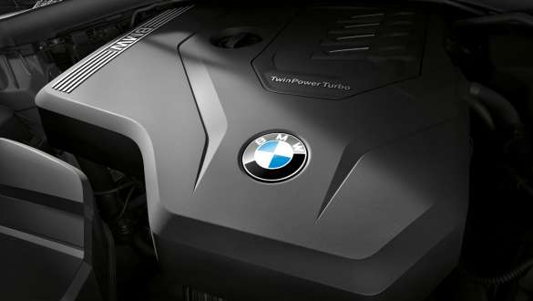 BMW 3er Limousine, BMW TwinPower Turbo 4-Zylinder Benzinmotor. G20 Nahaufnahme des BMW TwinPower Turbo 4-Zylinder Benzinmotors in der BMW 3er Limousine. G20