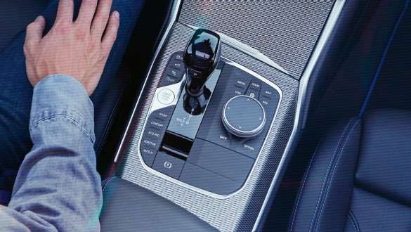 BMW 3er Limousine, Steptronic Sport Getriebe. G20 Detailaufnahme aus der Vogelperspektive von der Mittelkonsole der BMW 3er Limousine mit Schaltknauf und Steptronic Sport Getriebe. G20