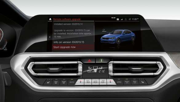 BMW 3er Limousine, Remote Software Upgrade Frontale Nahaufnahme des Cockpit Displays der BMW 3er Limousine mit Remote Software Upgrade.