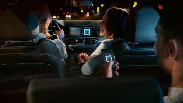 BMW 3er Limousine, Connected Command Frontale Nahaufnahme des Cockpit Displays der BMW 3er Limousine mit Connected Command.