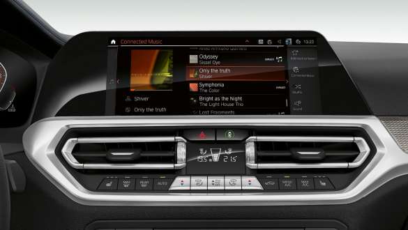 BMW 3er Limousine, Connected Music. Frontale Nahaufnahme des Cockpit Displays der BMW 3er Limousine mit Connected Music.