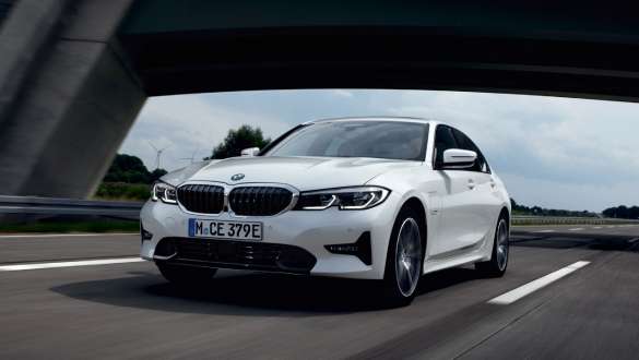 Plug-in-Hybrid BMW 3er Limousine 2021 G20 Dreiviertel-Frontansicht fahrend Plug-in-Hybrid BMW 3er Limousine 2021 G20 Dreiviertel-Frontansicht fahrend auf der Straße