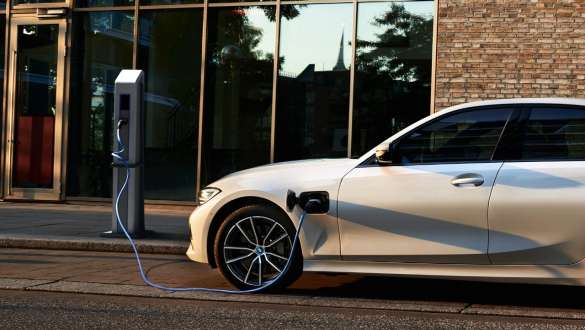 Plug-in-Hybrid BMW 3er Limousine 2021 G20 Seitenansicht Plug-in-Hybrid BMW 3er Limousine 2021 G20 Seitenansicht an Ladestation