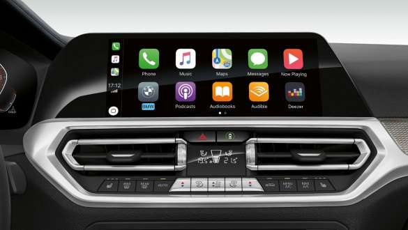 BMW 3er Limousine, Smartphone Integration. Frontale Nahaufnahme des Cockpit Displays der BMW 3er Limousine mit Smartphone Integration.