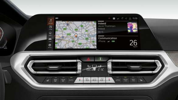 BMW 3er Limousine, BMW Operating System 7. Frontale Nahaufnahme des Cockpit Displays der BMW 3er Limousine mit BMW Operating System 7.