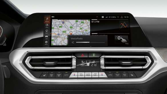 BMW 3er Limousine, BMW Gestiksteuerung Frontale Nahaufnahme des Cockpit Displays der BMW 3er Limousine mit BMW Gestiksteuerung.