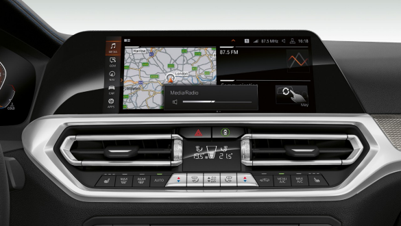BMW 3er Limousine, BMW Gestiksteuerung Frontale Nahaufnahme des Cockpit Displays der BMW 3er Limousine mit BMW Gestiksteuerung.