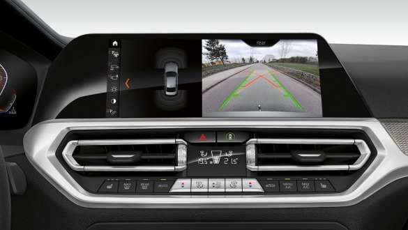 BMW 3er Limousine, Parking Assistant Pack Plus. Frontale Nahaufnahme des Cockpit Displays der BMW 3er Limousine mit Parking Assistant Pack Plus.