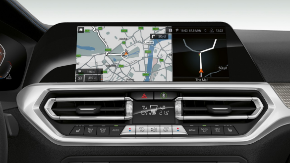 BMW 3er Limousine, BMW Live Cockpit Professional Frontale Nahaufnahme des Cockpit Displays der BMW 3er Limousine mit BMW Live Cockpit Professional.