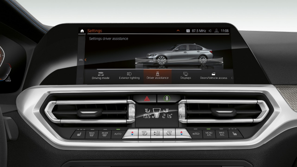 BMW 3er Limousine, Driving Assistant Professional Frontale Nahaufnahme des Cockpit Displays der BMW 3er Limousine mit Driving Assistant Professional.
