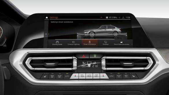 BMW 3er Limousine, Driving Assistant Pack Professional. Frontale Nahaufnahme des Cockpit Displays der BMW 3er Limousine mit Driving Assistant Pack Professional.