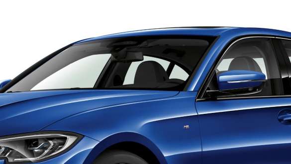 BMW 3er Limousine, BMW Akustikverglasung. G20 Dreivierte-Seitschuss der BMW 3er Limousine mit Fokus auf die Front- und fahrerseitige Scheibe mit Akustikverglasung. G20