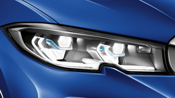 BMW 3er Limousine, BMW Laserlicht Seitliche Nahaufnahme des linken Frontscheinwerfers mit BMW Laserlicht.